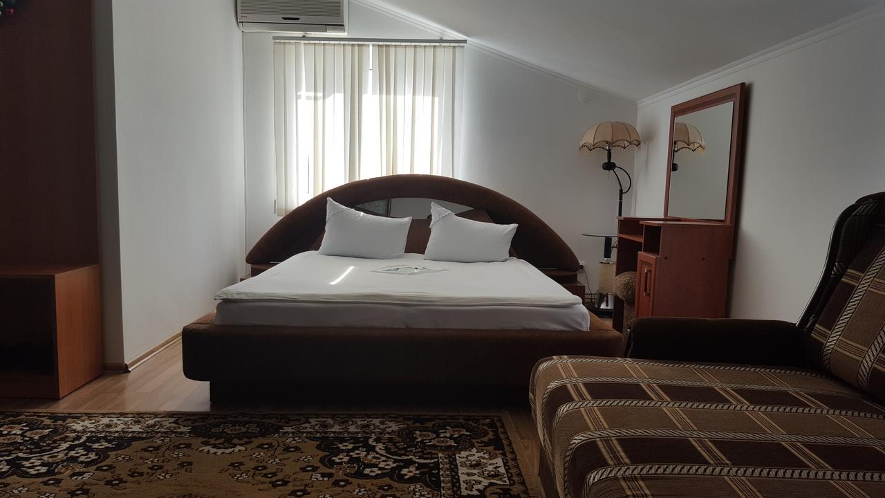 Hotel Confort Drochia Екстер'єр фото